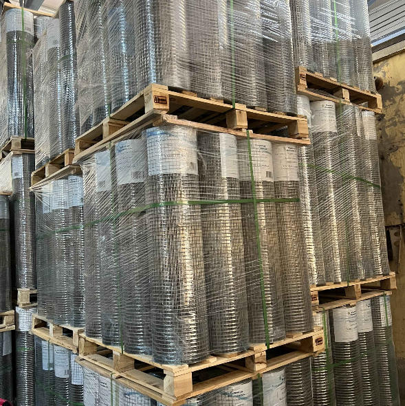 Welded wire mesh panels packed on pallets by YangZheMetal for secure shipping Welded wire mesh panels packed on pallets by YangZheMetal for secure shipping